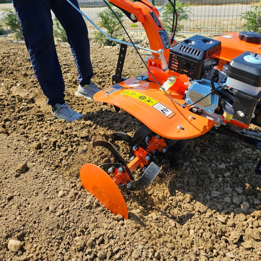 pregatirea solului pentru gazon cu motosapa