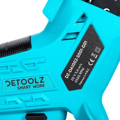 Mini drujba pe acumulator, dreapta, Detoolz 20V (2) Brand Detoolz Dimensiuni 430x180x430mm Greutate bruta 1.86 kg Greutate neta 1.86 kg Latime canal (mm) 0.043 mm Lungime ghidaj de lucru 5 inch Material Plastic, metal Numar bucati/bax 10 buc Numar dinti 16 Numar pinteni 32 Pas lant 1/4 inch Turatie relanti 4500 RPM Viteza lant 5.6m/s Voltaj 20V - cu perii